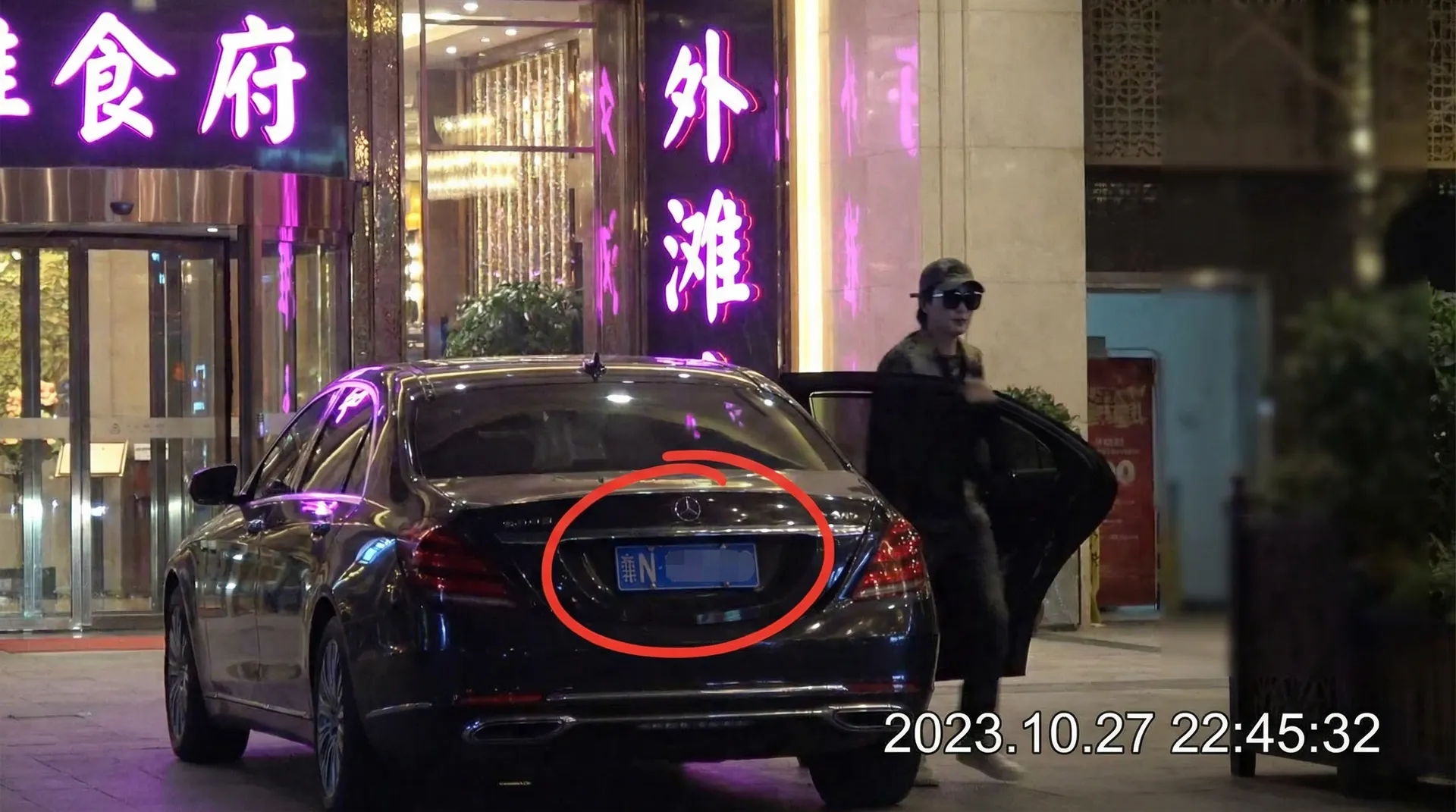 暗网黑料官网-深网资讯|暗网独家爆料|暗网黑料平台 - 豪车餐厅外被拍